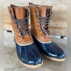 Womens 7.5 Lands End Duck Boots.
